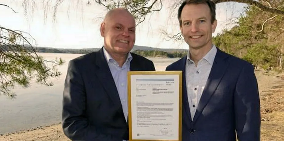 Børge Bjørneklett (til venstre) i Ocean Sun mottar verifisering fra DNV GL ved områdedirektør Erik Dugstad.