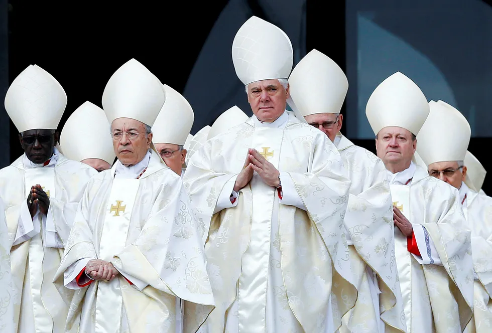 Prester. En gruppe kardinaler ankommer messe i St. Peterskirken i Vatikanet i oktober 2015.