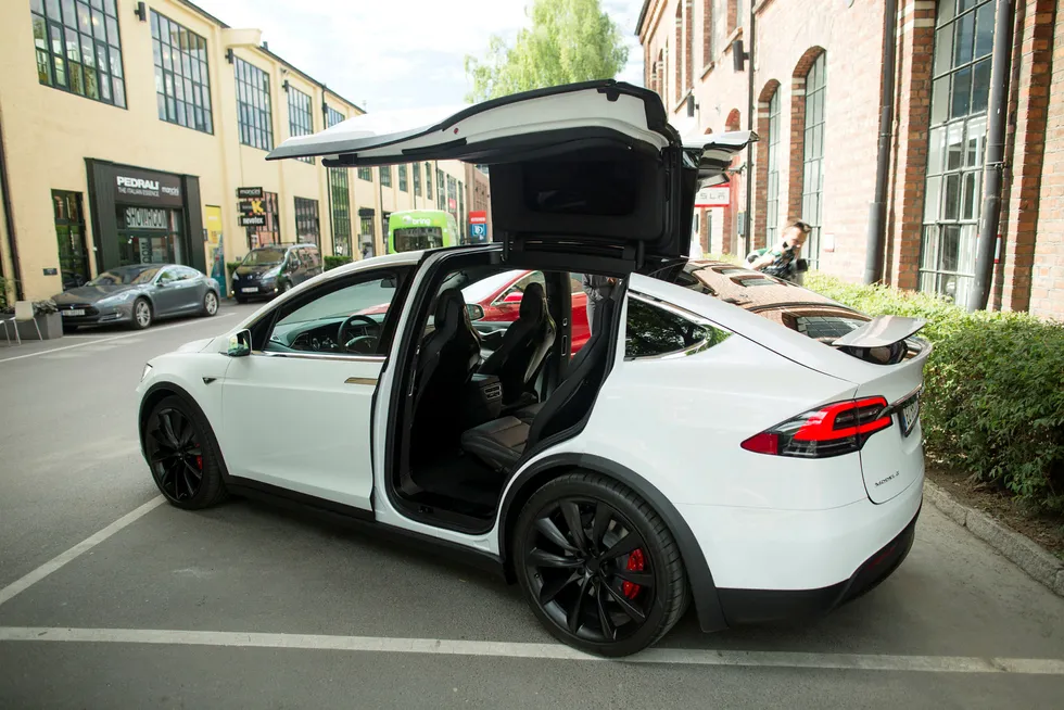 Gratisparkering for Tesla er historie i Oslo. Men det er fortsatt mye billigere for elbiler.
