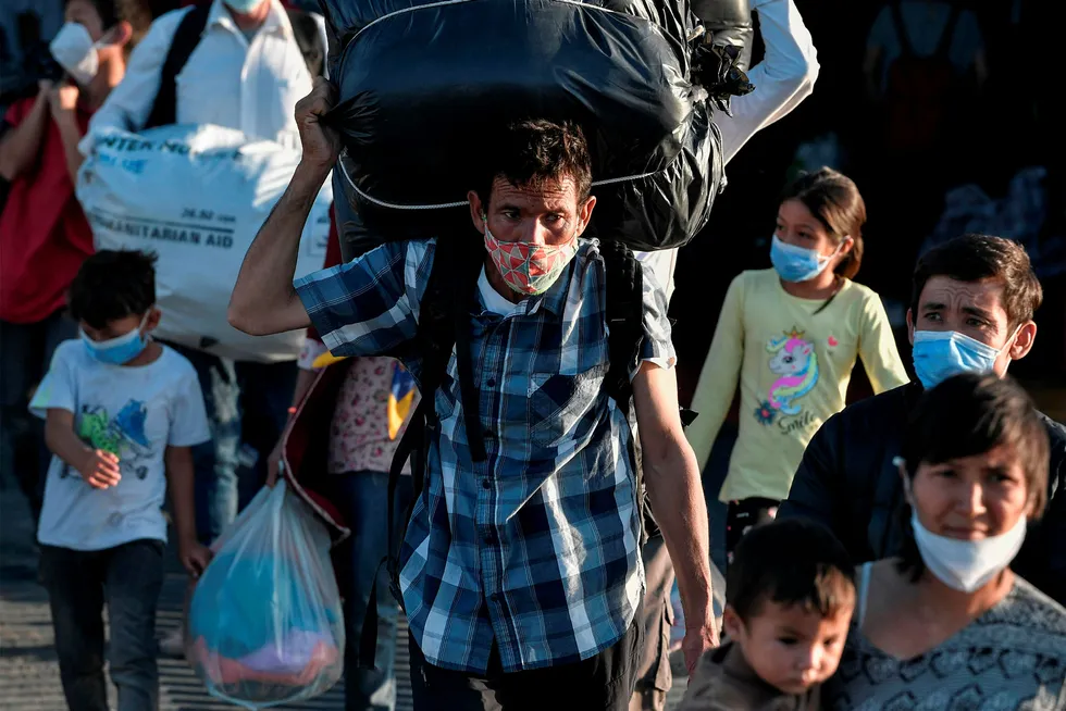 Flyktninger fra blant annet Moria-leiren på Lesbos blir fraktet til nye leire på det greske fastlandet.