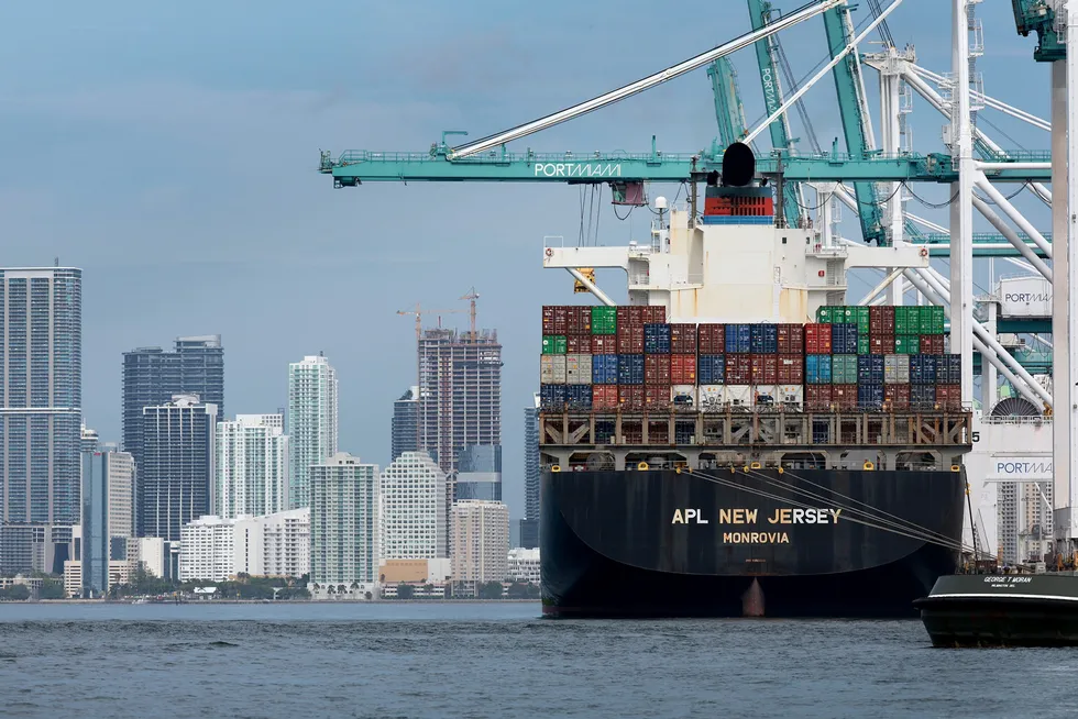 Den amerikanske regjeringen vurderer å endre straffetollene mot kinesiske produkter i et forsøk på å dempe inflasjonen. Det amerikanske handelsunderskuddet falt med nesten 20 prosent i mai – delvis på grunn av nedstengningene i Kina og lavere import. Her fra containerhavnen i Miami onsdag 9. juni.