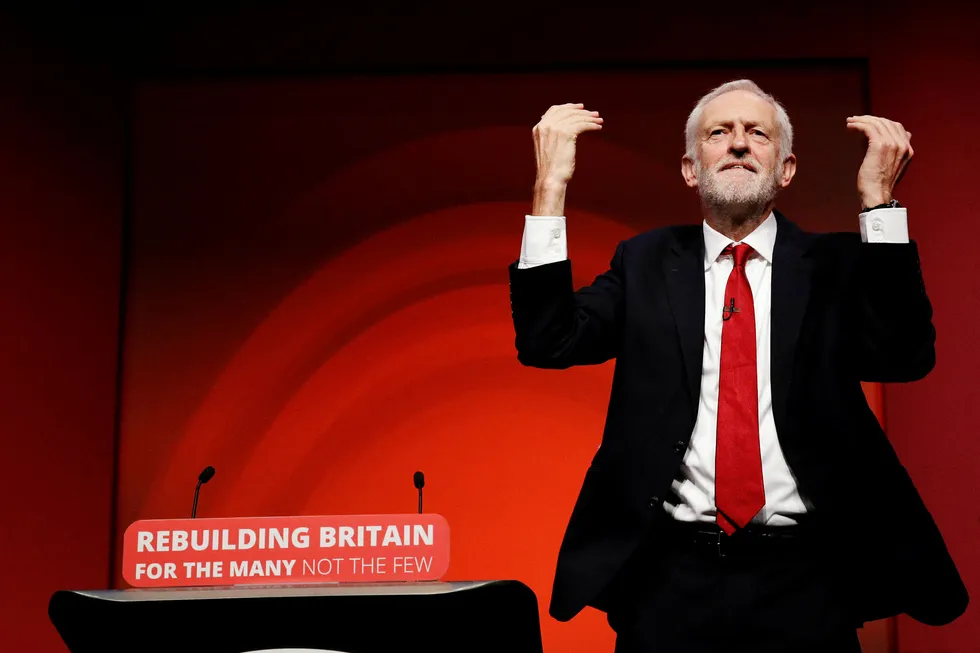 I en erklæring mandag kveld uttalte Jeremy Corbyn at muligheten for en ny folkeavstemning må overveies, skriver Press Association.