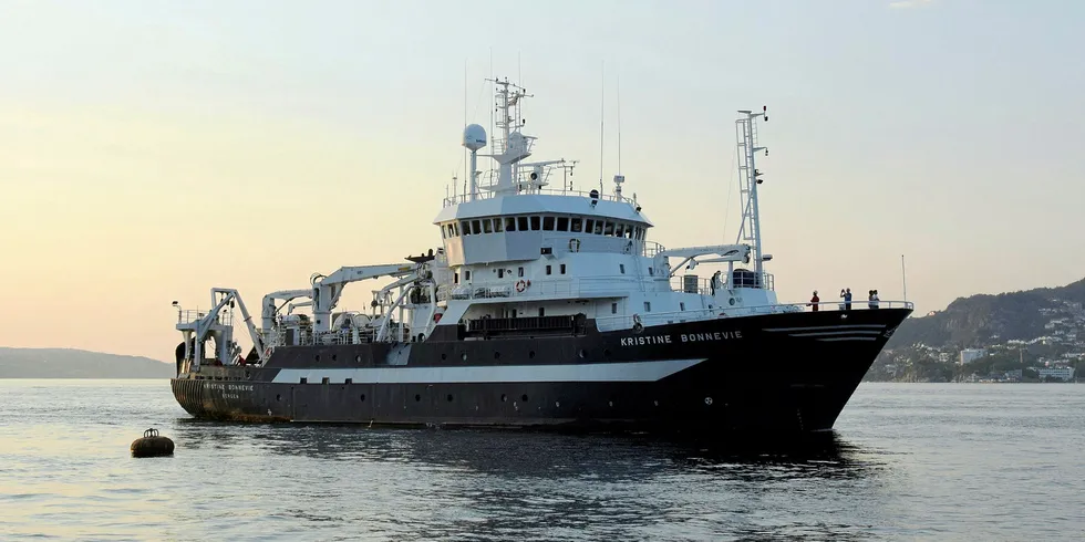 Havforskningsinstituttets «Kristine Bonnevie» er på kystressurstokt for tida, og har ansvaret for å sjekke fjordområdene.