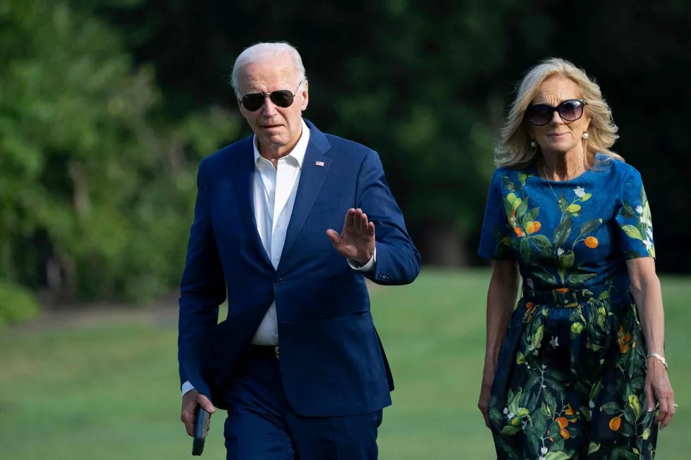 President Joe Biden og førstedame Jill Biden på vei inn i Det hvite hus søndag kveld, etter å ha deltatt på flere kampanjearrangementer.