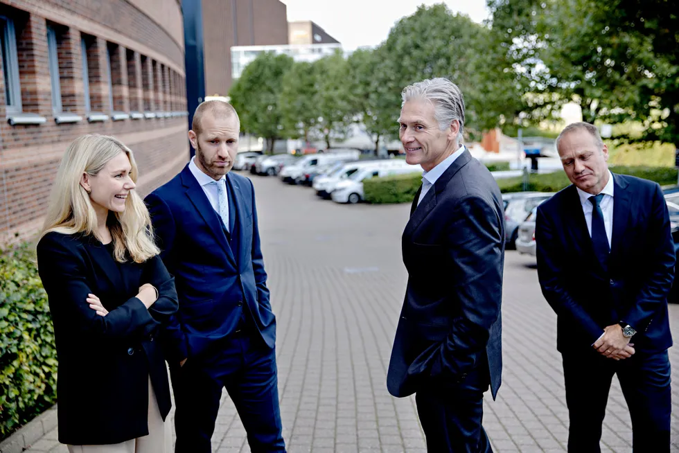 Thomas Borgen (nummer tre fra venstre) er saksøkt for et milliardbeløp. Her med forsvarerne advokat Sarah Schæffer, Jimmy Skjold Hansen og Peter Schradieck.
