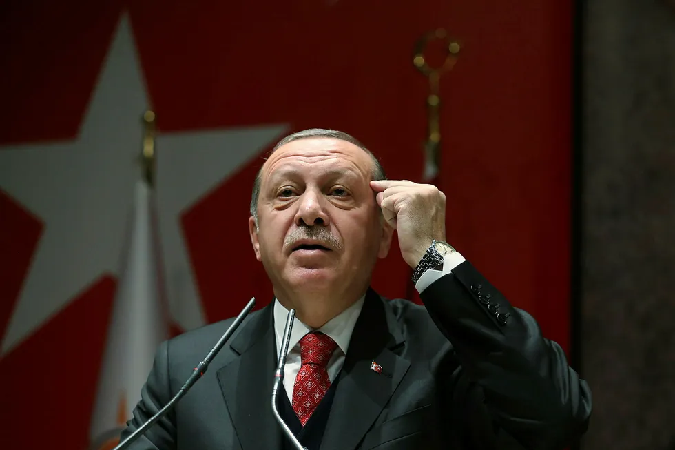 En rasende president Recep Tayyip Erdogan kunngjør her fredag at han trekker Tyrkia fra militærøvelsen i Norge. Lørdag nekter han å godta beklagelsen fra Norge. Foto: Presidential Press Service, pool photo via AP/NTB Scanpix