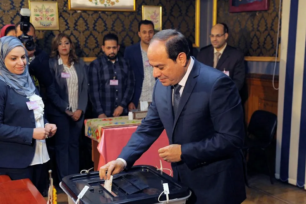 Egypts presidentt Abdel Fattah al-Sisi leverer sin stemme på valgdagen. Foreløpige resultater viser at han fikk over 90 prosent av stemmene. Foto: Handout/NTB Scanpix