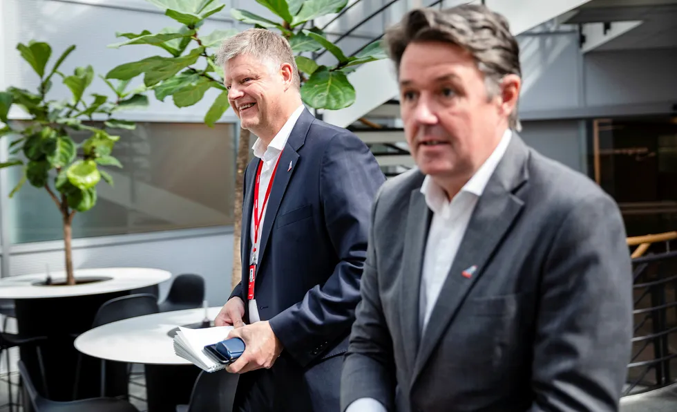 Finansdirektør Geir Karlsen (til høyre) bekrefter at selskapet er i dialog med myndighetene på nytt. Her under pressekonferanse tidligere i år.