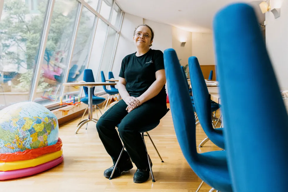 Vilde Ariela Kivijervi jobber nå i kantinen til Innovasjon Norge etter å ha vært uten arbeid en periode. Stramt arbeidsmarked gjør at flere med hull i cv-en sin får jobb.