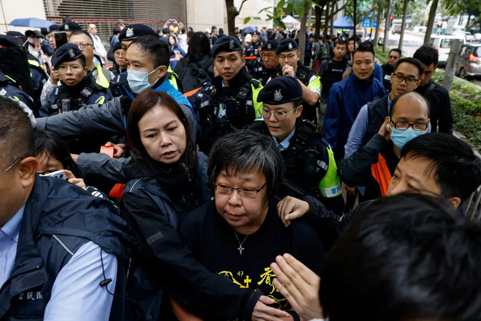 I Hongkong er 45 demokratiaktivister dømt til fengsel for brudd på sikkerhetsloven. Det skjer samtidig som at den kinesiske kommunistledelsen forsøker å gjenopprette tilliten til Hongkong som finanssenter. Her utenfor rettslokalet i Hongkong tirsdag formiddag.