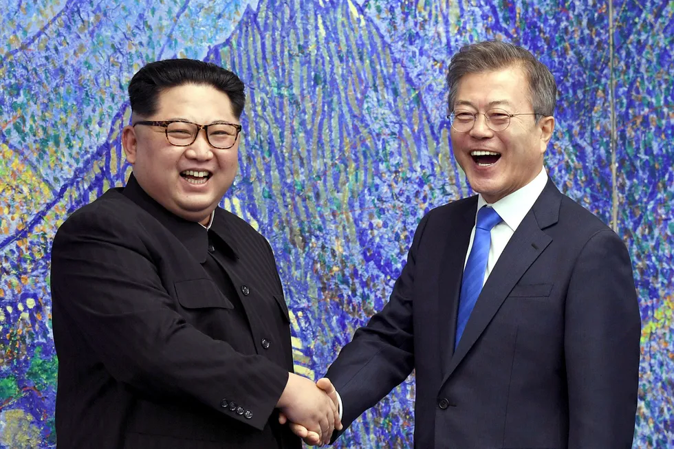 Den nordkoreanske lederen Kim Jong Un møtte Sør-Koreas president, Moon Jae-in tidligere i år. Pressebilde/AP