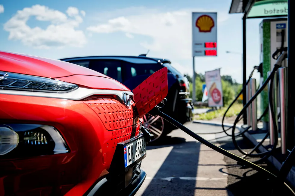 Naf hevder norske bilimportører gjør en for dårlig jobb med å skaffe flere elbiler til landet. Her lades en av Norges mest populære elbiler, Hyundai Kona Electric.
