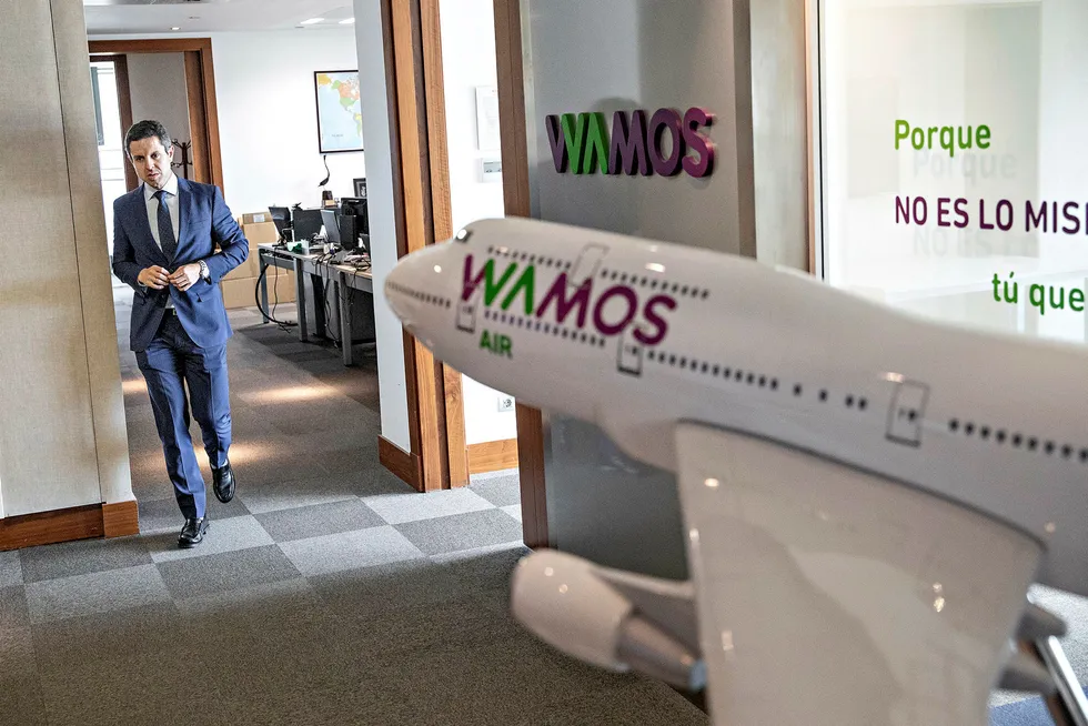 Toppsjef Enrique Saiz i det spanske flyselskapet Wamos Air leier ut store passasjerfly med mannskap til Norwegian for andre sommer på rad. Selskapets Boeing 747 leies ut til flyselskaper som har problemer med nye Dreamliner-fly. Foto: Aleksander Nordahl