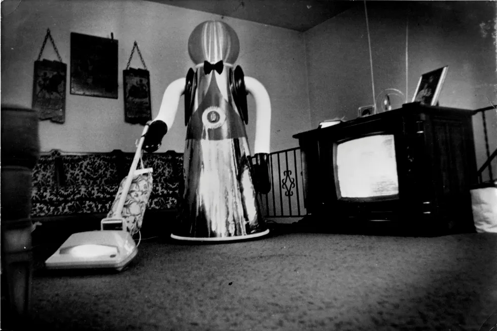 70-tallets robotdrømmer handlet også om hjelp i huset. Her støvsuger roboten Klatu i 1978. Foto: Gamma-Keystone/Getty Images