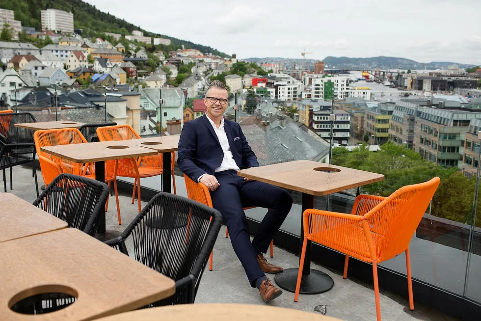 Tommy Hansen, direktør for Tom Rune Pedersens AB Eiendommer, på taket av nyåpnede Magic Hotel i Solheimsviken like utenfor Bergen sentrum. Foto: Silje Katrine Robinson