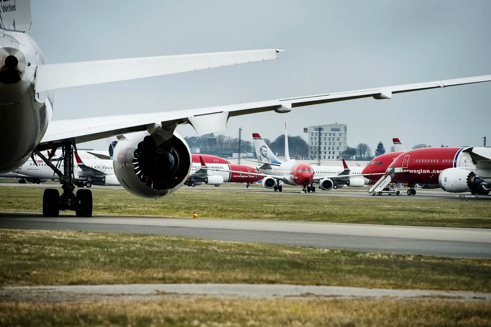 På Stavanger lufthavn Sola står en rekke av Norwegians fly både på kort- og langdistanse parkert under koronakrisen. Selskapet har drøyt 50 fly som det eier selv, og resten av flyene tilhører 24 ulike leasingaktører som det forhandles med nå.