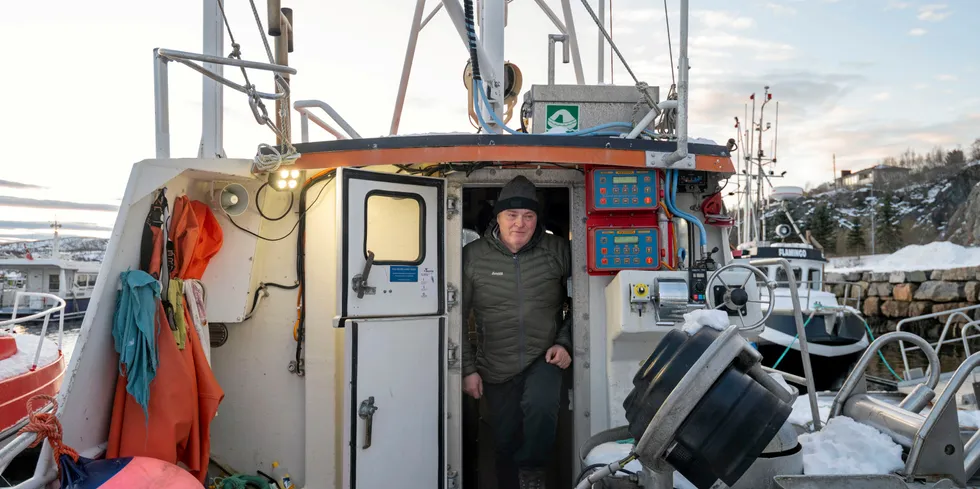Kystfisker Ulf Gøran Garstad er ikke beroliget av den HIs og Fiskeridirektoratets velsignelse av det pågående raudåtefisket i fjordene og mener de skadelige konsekvensene ikke blir målt gjennom de bifangster som oppgis.