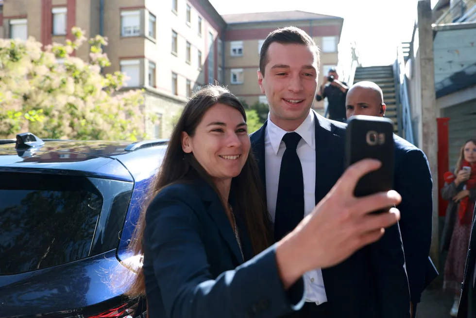 Nasjonal Samling-leder Jordan Bardella poserte på en selfie med en velger etter selv å ha stemt i Garches utenfor Paris søndag ettermiddag.