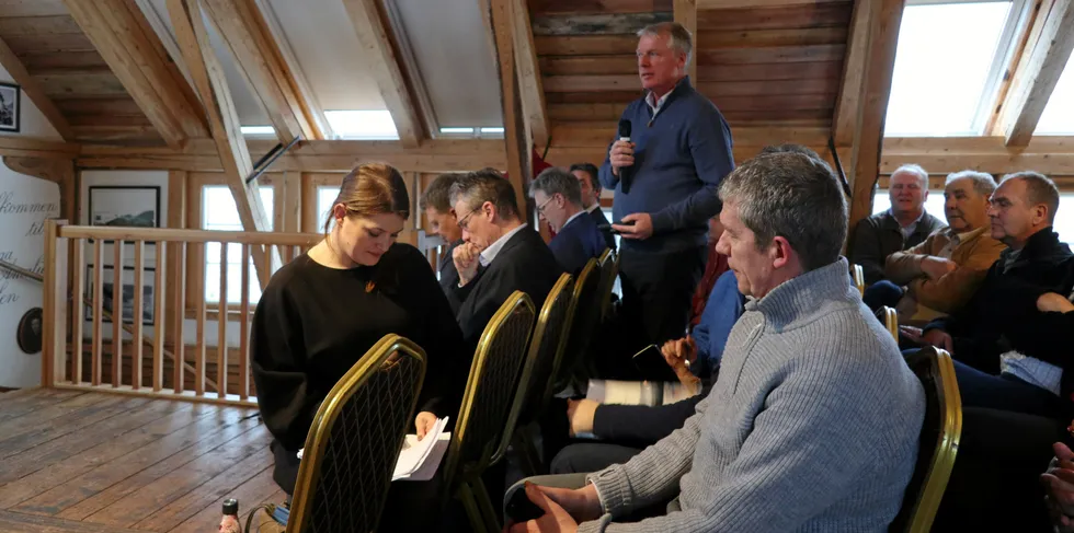Fiskeriministeren fikk flere spørsmål om kvotemeldingen i Bekjarvik mandag. Her er det Audun Maråk i Fiskebåt som har ordet. Cecile Myrseth og Halvard Wensel i Fiskeridepartementet foran i bildet.