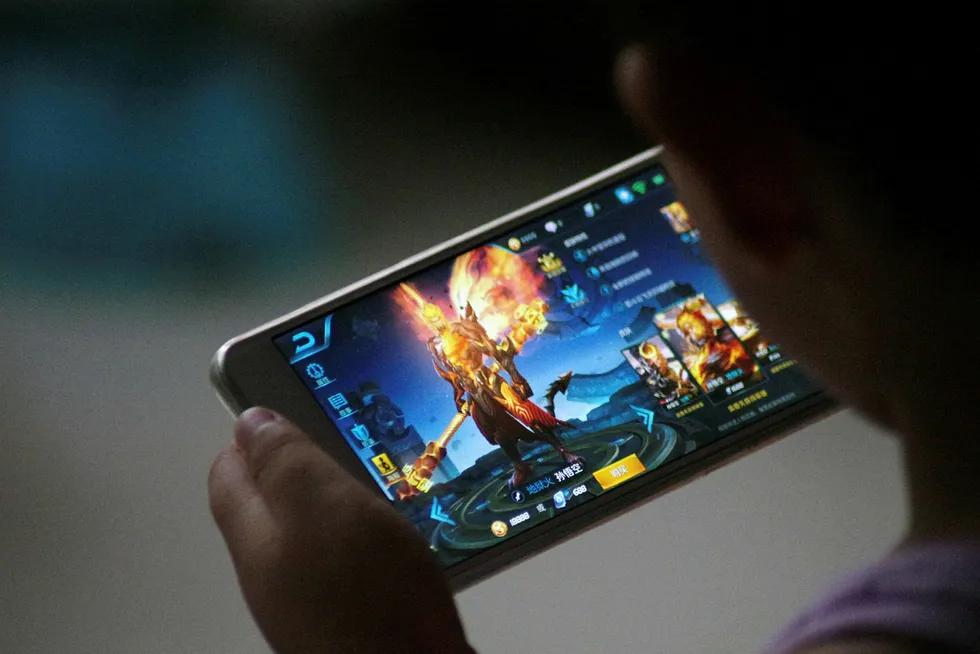 «Honour of Kings» er verdens mest populære dataspill med 55 millioner daglige brukere. Det kinesiske kommunistpartiets største avis mener spillet har ført til avhengighet hos barn og er verre enn gift og narkotika. Nå skal bruken begrenses for barn og tenåringer. Foto: Reuters / NTB Scanpix