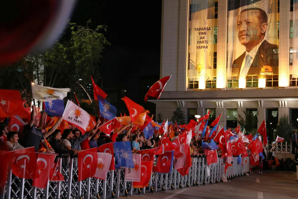 Tilhengere av Tyrkias president Recep Tayyip Erdogan jubler utenfor partiet AKPs hovedkontor. Foto: Ali Unal/AP photo/NTB Scanpix