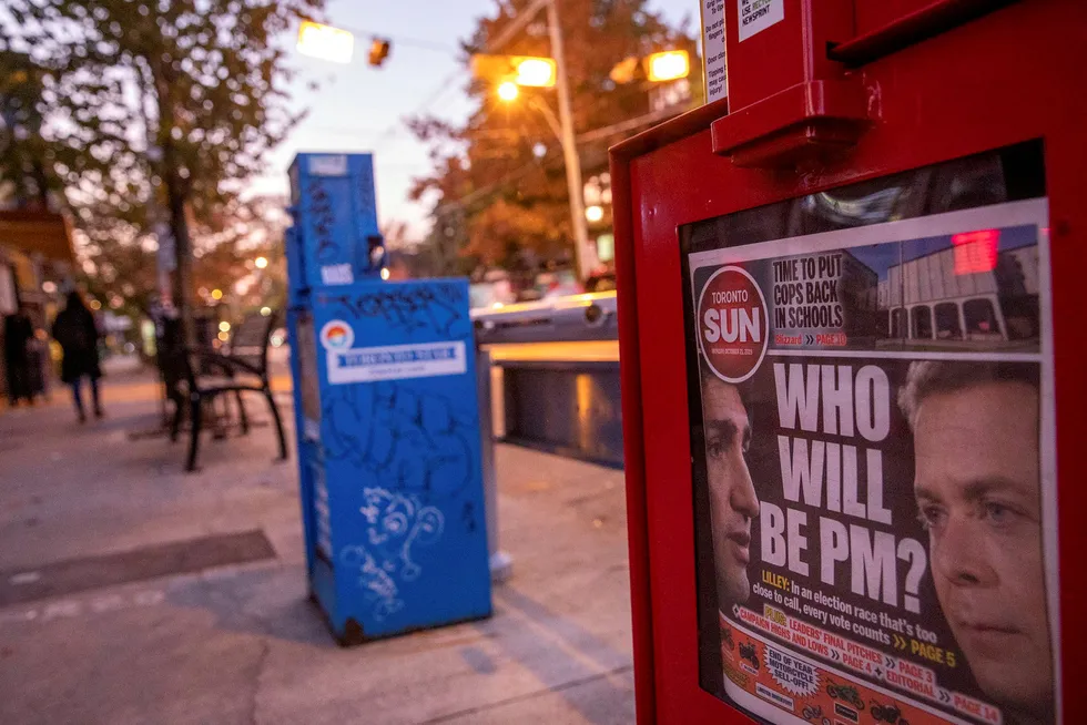 Kanadiske avisautomater viser frem forsidene på valgdagen nylig. Kanadiske medier har vært gjennom et brutalt tiår der nesten 250 redaksjoner er blitt lagt ned eller slått sammen. Nå tar myndighetene grep for å styrke lokaljournalistikken.