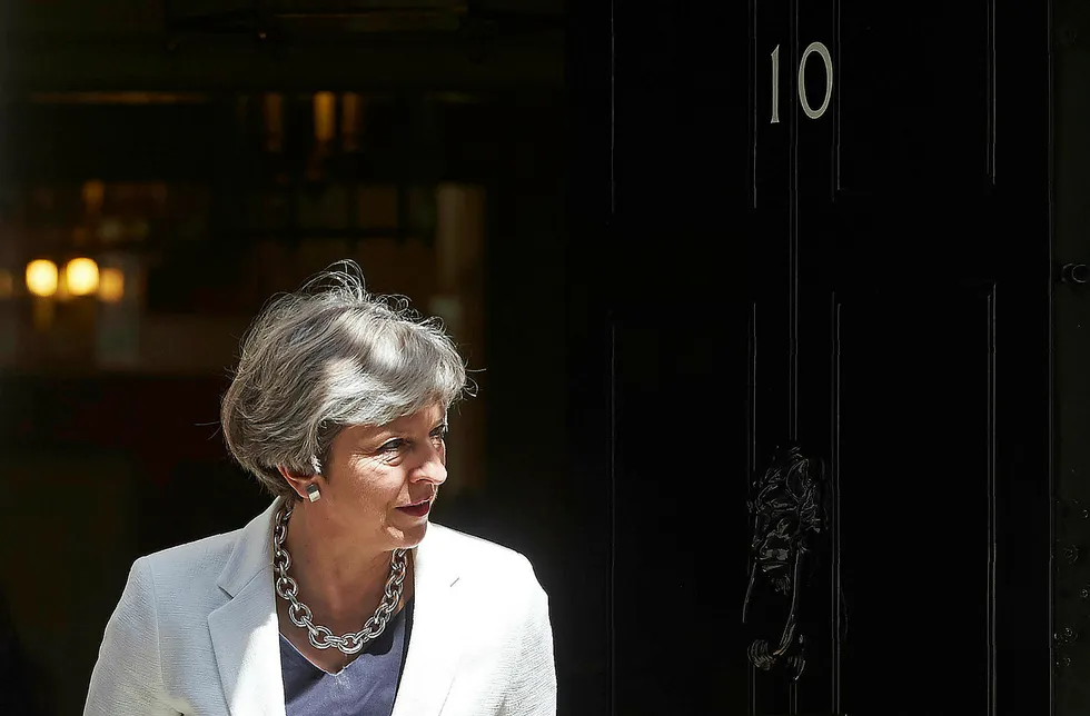 Storbritannias statsminister Theresa May gikk tirsdag hardt ut mot kolleger etter lekkasjer fra et kabinettmøte forrige uke. May sliter med tilliten etter valgnederlaget i juni, der De konservative tapte flertallet i parlamentet. Foto: Niklas Hallen/AFP/NTB Scanpix
