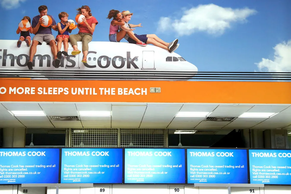 Innsjekkingsskrankene på Gatwick-flyplassen i London fortalte på de blå skjermene at Thomas Cook har sluttet å fly. Den største konkursen i reise- og flybransjen på mange år ble klar mandag og nå starter kampen om restene.