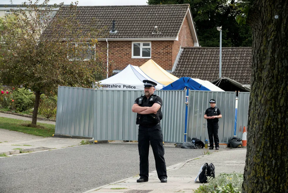 Britiske myndigheter mener å ha overvåkningsbilder av de to russiske agentene som sto bak drapsforsøket på den russiske eksspionen Sergej Skripal og hans datter Julia i mars. Britisk politi står vakt utenfor det tidligere huset til Skripal i Salisbury.