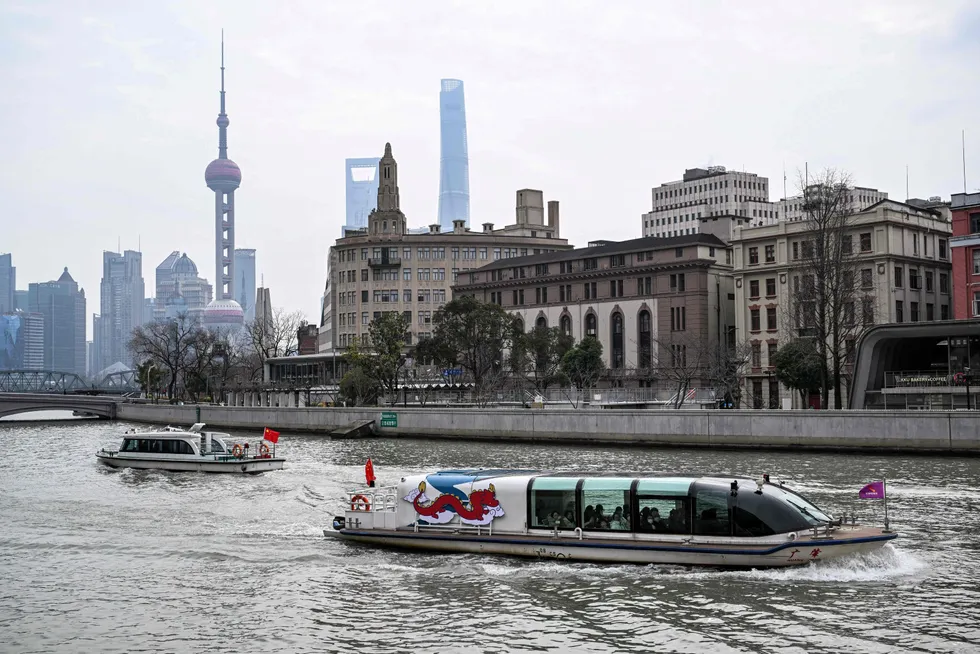 Det er vårstemning i finansbyen Shanghai og ny optimisme ved børsen i finansbyen. Investorer ser signaler om at bunnen kan være nådd.