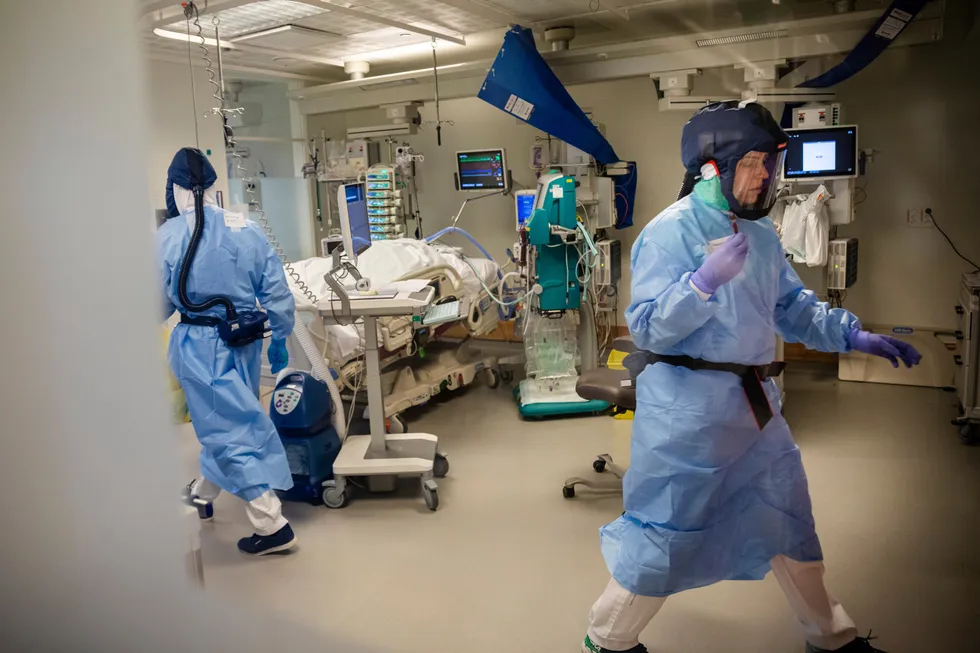 En pasient på intensivavdelingen ved Rikshospitalet får behandling for korona. Sykehustopper er bekymret for at intensivkapasiteten er for dårlig til å takle en pandemitopp.