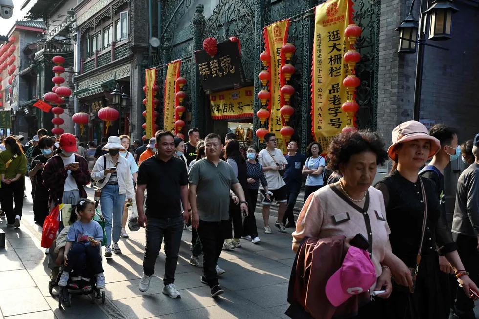 De kinesiske markedene er åpnet igjen etter fem dager helligdag i forbindelse med 1. mai-feiringen. Aktiviteten har tatt seg opp i byene, men i industrien er det en overraskende nedgang. Her fra Qianmen-området i Beijing.