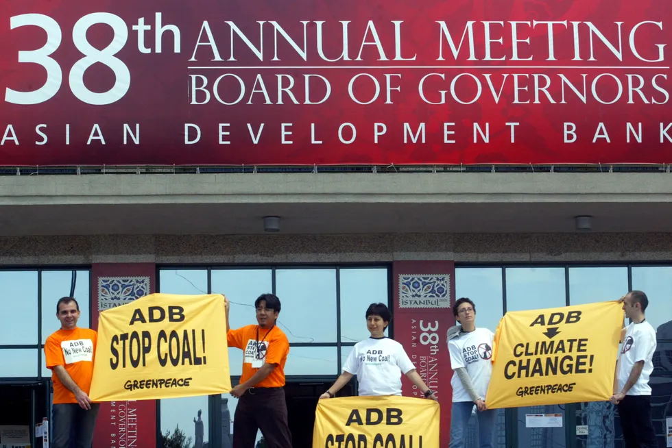 Relentess pressure: the Asian Development Bank for years has been urged to stop funding coal projects - Greenpeace activists back in May 2005
