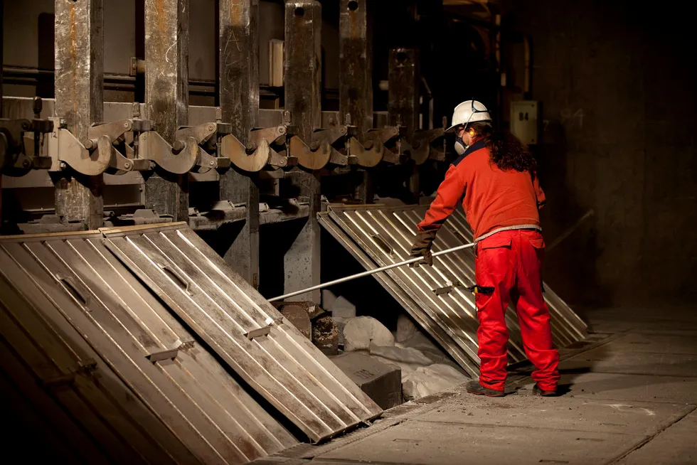 En arbeider i sving ved Hydros anlegg på Karmøy, hvor den største enheten er anlegget for produksjon av primæraluminium, eller flytende aluminium.