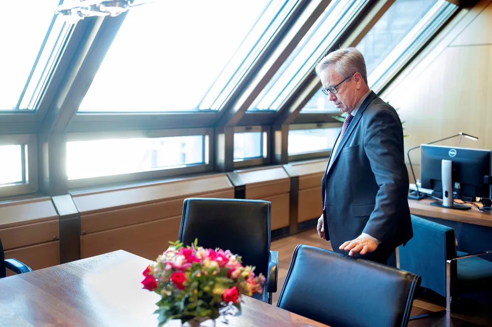 Her på sitt kontor har sentralbanksjef Øystein Olsen fundert. Torsdag kveld fremførte han sine sentralbanksjefdikt for 2020.