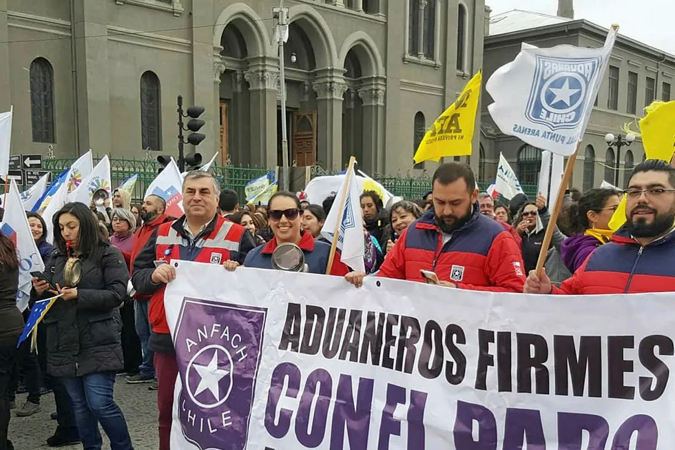 Chilean customs workers have joined the protests. Front photo: Martin Tetaz/Twitter.