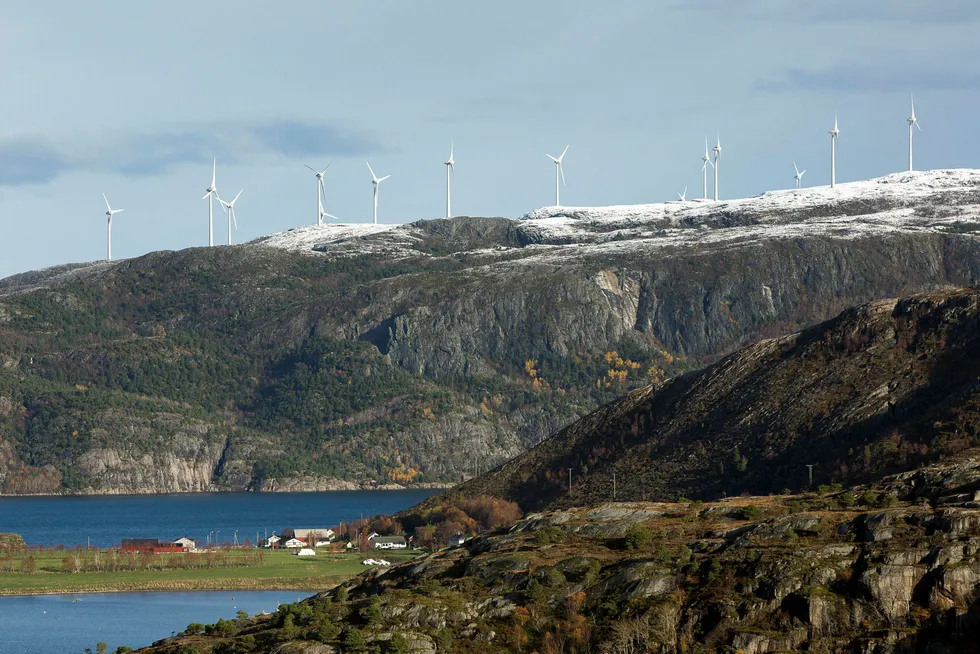 Bessakerfjellet vindmøllepark i Roan i Trøndelag får mye mindre tilskudd fra forbrukerne enn beregnet. Samtidig ble utbyggingen billigere.