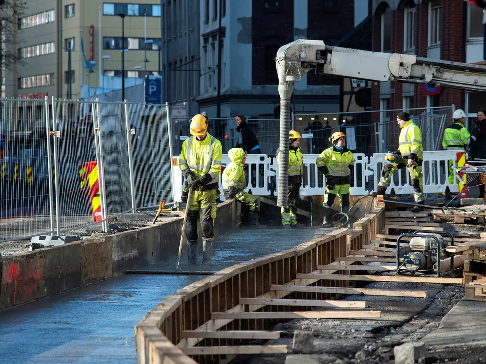 43 prosent av bygg- og anleggsarbeiderne fagorganiserte i 2004, mens tallet hadde falt til 34 prosent i 2017, skriver artikkelforfatterne. Her bygges trikkespor i Oslo.