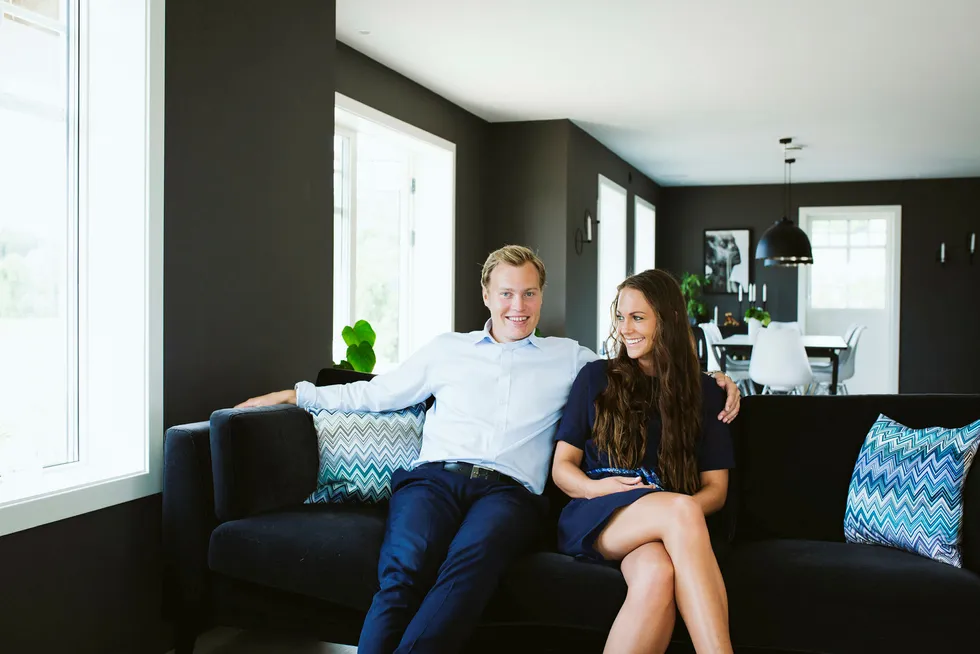 Per Magnus Moen (24) og Dagrun Myklebust (24) solgte leiligheten sin i Oslo for å flytte til hus i Lier. Foto: Sebastian S. Bjerkvik