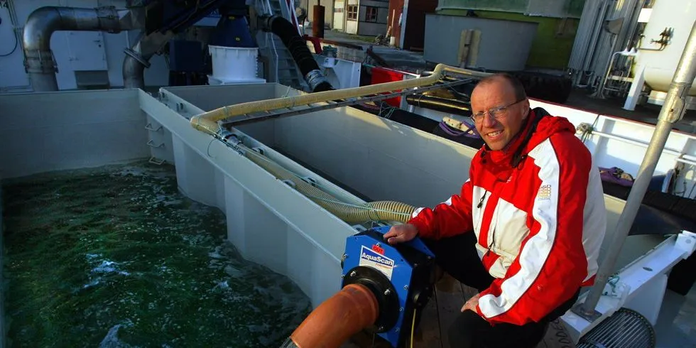 - Torbjørn Kvassheim - med en av sine fisketellere Aqua Scan. Her ombord på "Oddegutt". Arkivfoto: Alf Ove Hansen