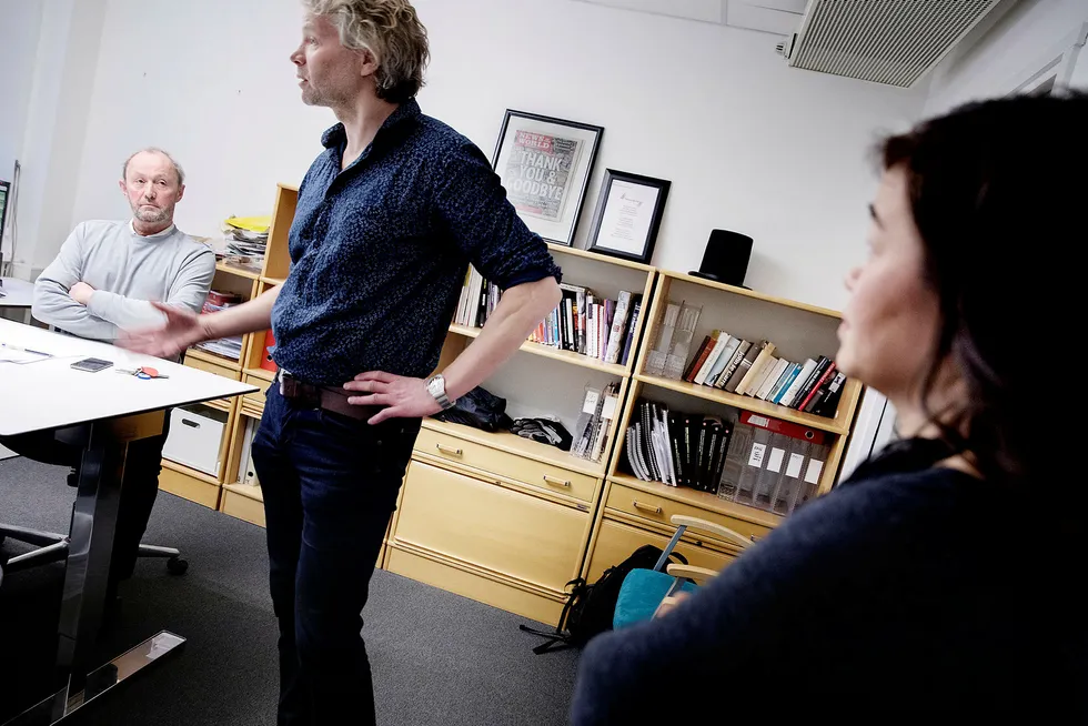 Advokat Knut Skaslien (i midten) og Karoline Ramdal i Norsk Journalistlag bistår TV 2-ansatte som er blitt overtallige. NJ-leder Thomas Spence til venstre. Foto: Linda Næsfeldt