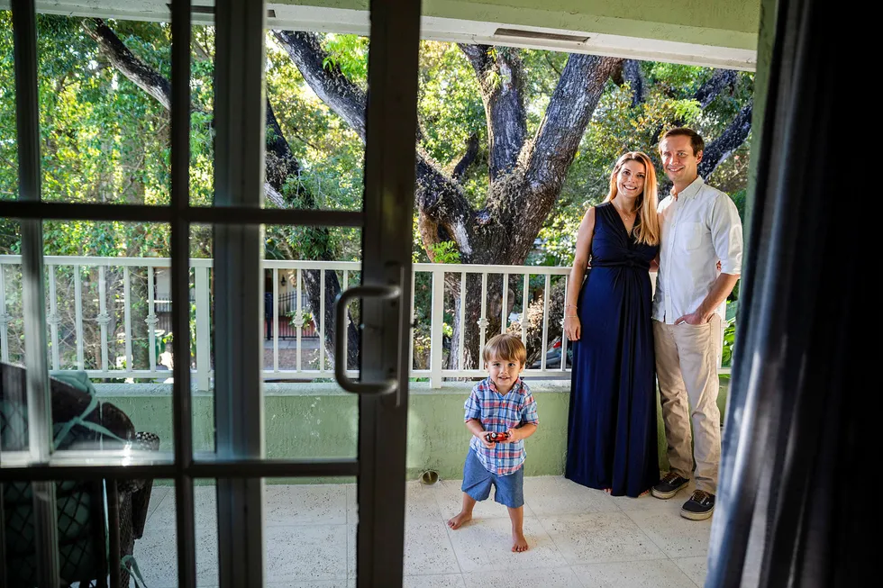 Paret Megan og Robert Hesketh, her med sønnen James, bor i et rolig nabolag sør for Miami og følger nøye med på valgkampen som igjen kan avgjøres i vippestaten Florida. Viktigste sak er å bli kvitt Trump. Deretter kommer politikk: Helsevesen og klima.