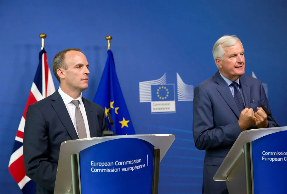 EUs sjefforhandler Michel Barnier (t.h.) sammen med den britiske ministeren Dominic Raab i Brussel fredag. Foto: Virginia Mayo / AP / NTB scanpix