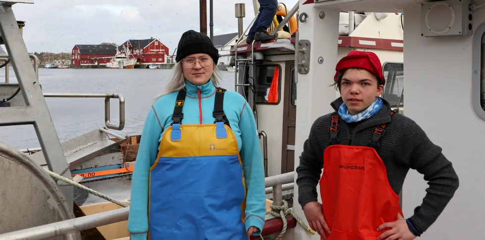 HENNINGSVÆR: Fisker Alice Helleberg og praksiselev Elias Erfjord. I masten henger Kurt Inge Helleberg. Foto: Alf Fagerheim HENNINGSVÆR: Fisker Alice Helleberg og praksiselev Elias Erfjord. I masten henger Kurt Inge Helleberg.