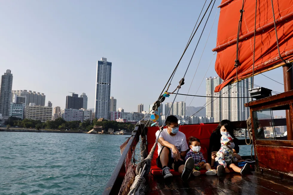 Mange av Hongkongs toppledere er ilagt amerikanske sanksjoner. Carrie Lam, som leder finansbyen, får hverken åpne bankkonto eller ha egne kredittkort. Lønnen må utbetales kontant.