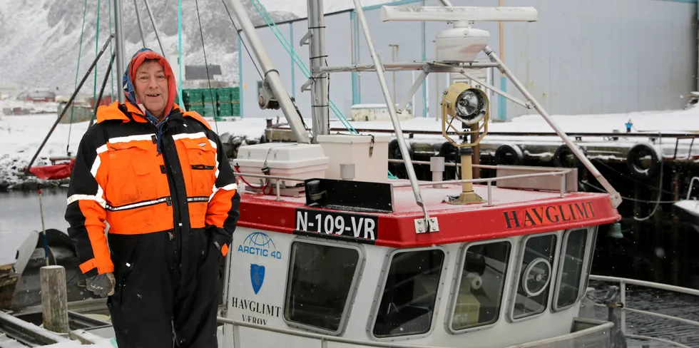 Kjell Christensen foran båten sin «Havglimt» på Værøy.