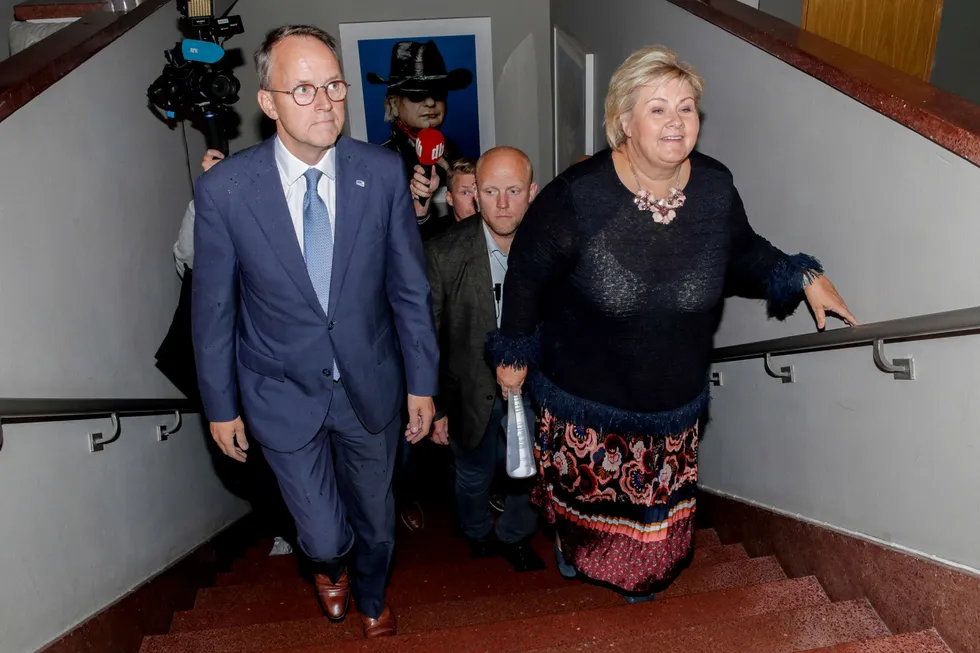 Daværende statsminister Erna Solberg på vei til en pressekonferanse sammen med statssekretær Oluf Ulseth. En rekke dokumenter Ulseth har mottatt ble først journalført etter valgnederlaget i høst.