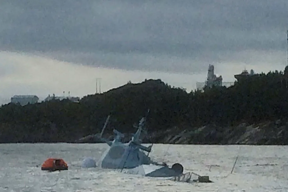 Fregatten KNM «Helge Ingstad» ligger nå nesten under vann. Flere vaiere som har holdt fregatten på plass har røket.