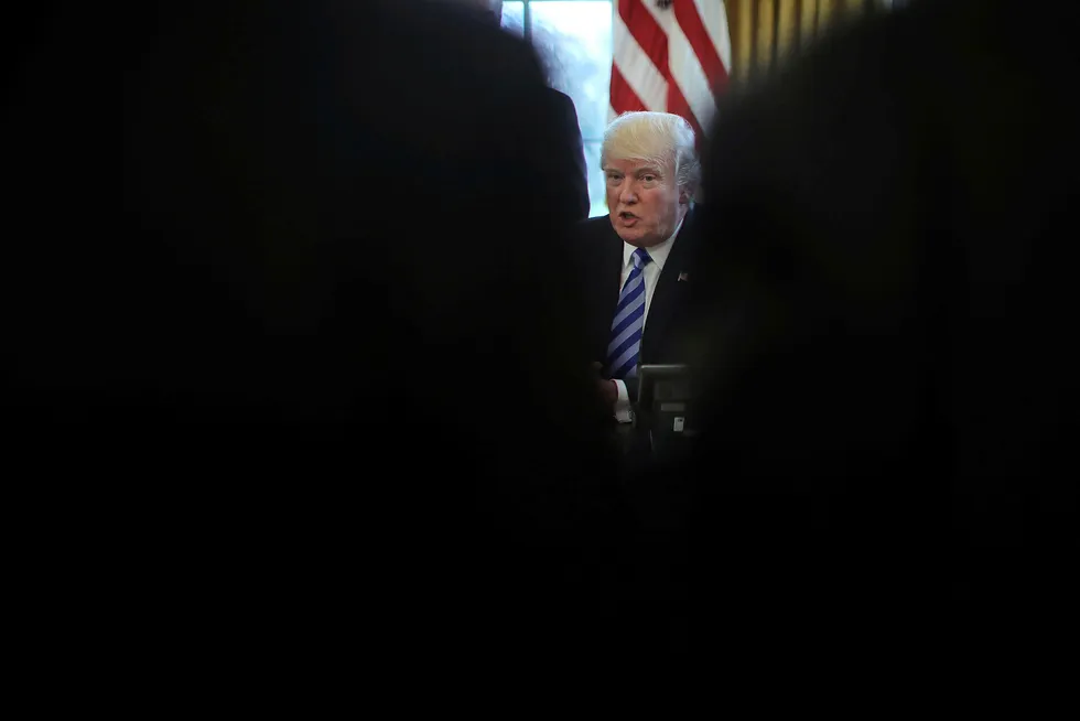 USAs president Donald Trump snakker til journalister i Det hvite hus fredag. Foto: CARLOS BARRIA / REUTERS / NTB Scanpix