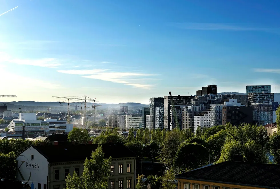 Salget av nye bolig bremser kraftig i Oslo. Her er Bjørvika i Oslo sett fra Ekebergportalen. Foto: Per Ståle Bugjerde